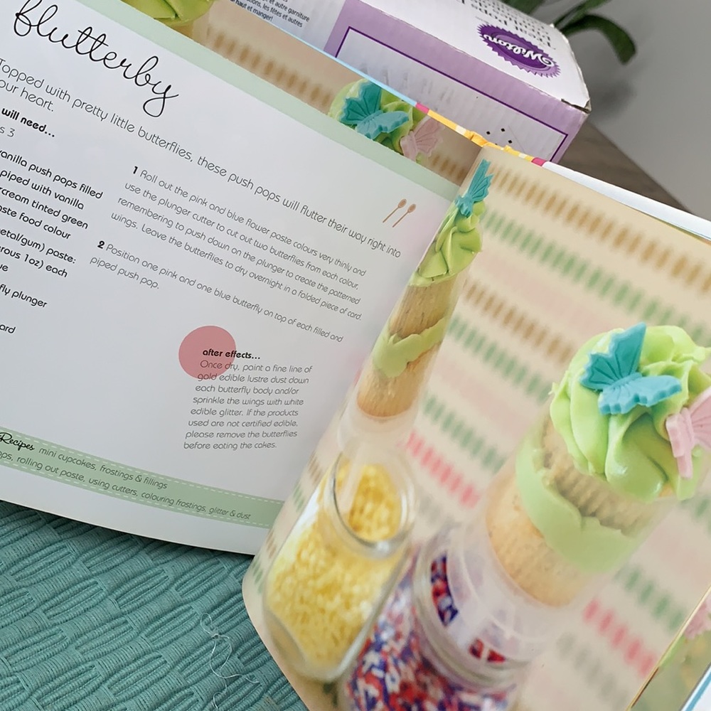 WILTON Bundle dessert cake kit & Recipe Book 2 piece set - Picture 10 of 10
